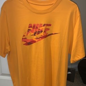 Men’s yellow Nike shirt sleeve shirt